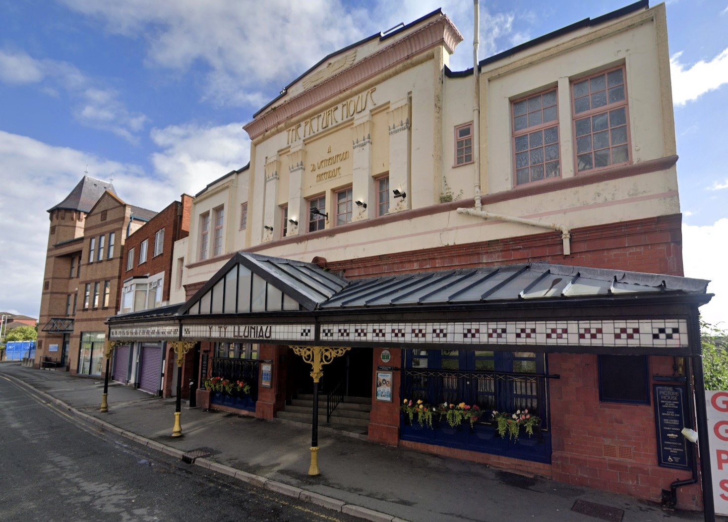 Ex-Coronation Street star Bruce Jones writes new play Listen! in a Wetherspoons pub with co-writer Huw Roberts, tackling mental health themes ahead of its spring debut.