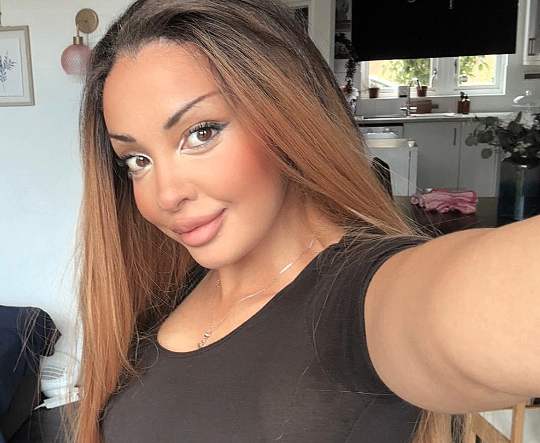 Frugal mum Charlene Woracker shows how to cook a full Christmas dinner for a family of four for just 10 pounds proving budget friendly festive meals can still be delicious and joyful.