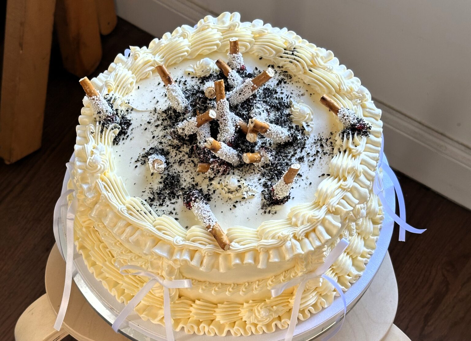 Baker Lauren Klas stuns fans with her ultra-realistic cigarette ashtray cake for a high-low themed party, leaving viewers shocked it’s edible and sparking viral reactions.