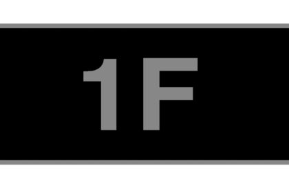 The 1F number plate sold for 905000 pounds after fierce bidding making it Britain’s most expensive plate and surpassing JB1 as collectors chased its rare prestige today.