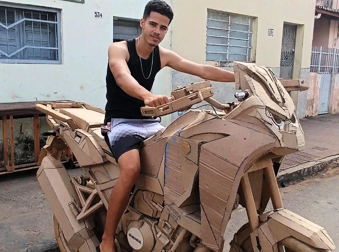 A 19-year-old physics student from Brazil built a fully functional replica of a Honda Africa Twin motorbike almost entirely out of cardboard in 55 days, impressing Honda and going viral online.