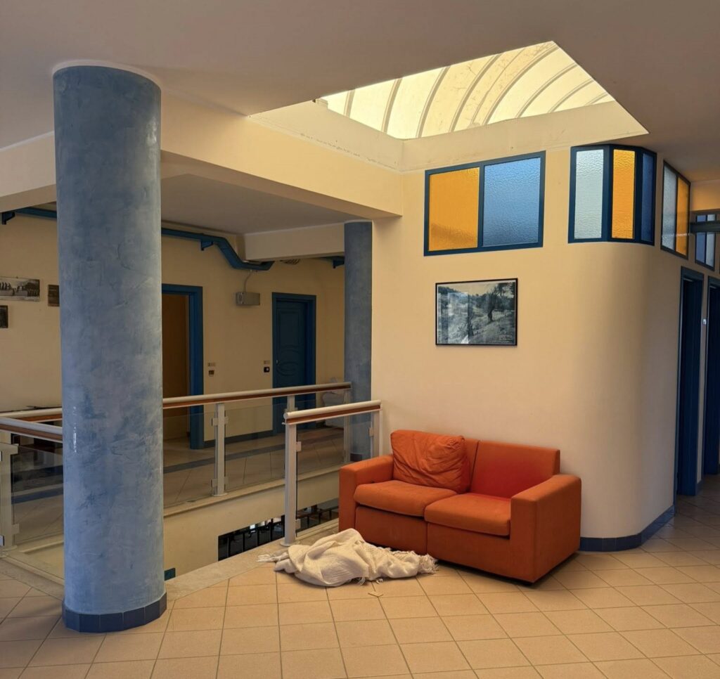 An urban explorer uncovered an abandoned Sicilian hotel with furnished rooms and a decaying swimming pool frozen in time offering a haunting glimpse into its forgotten past.