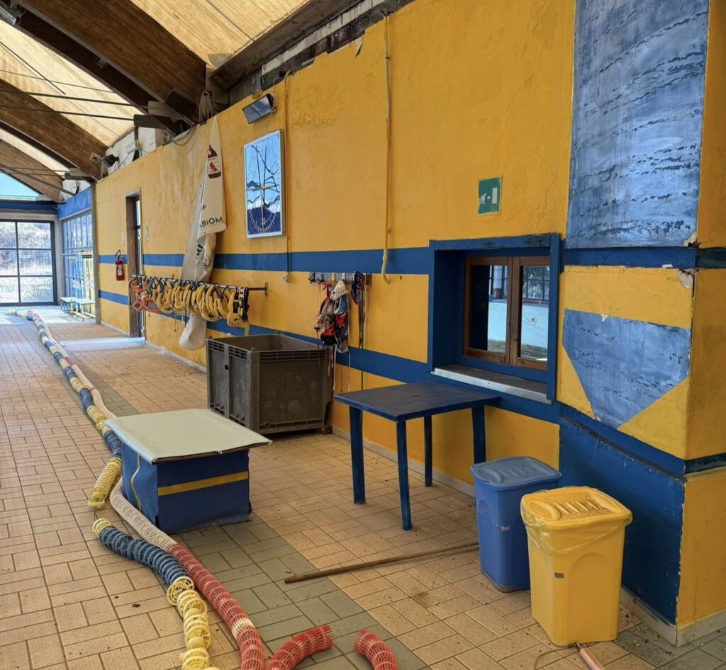 An urban explorer uncovered an abandoned Sicilian hotel with furnished rooms and a decaying swimming pool frozen in time offering a haunting glimpse into its forgotten past.