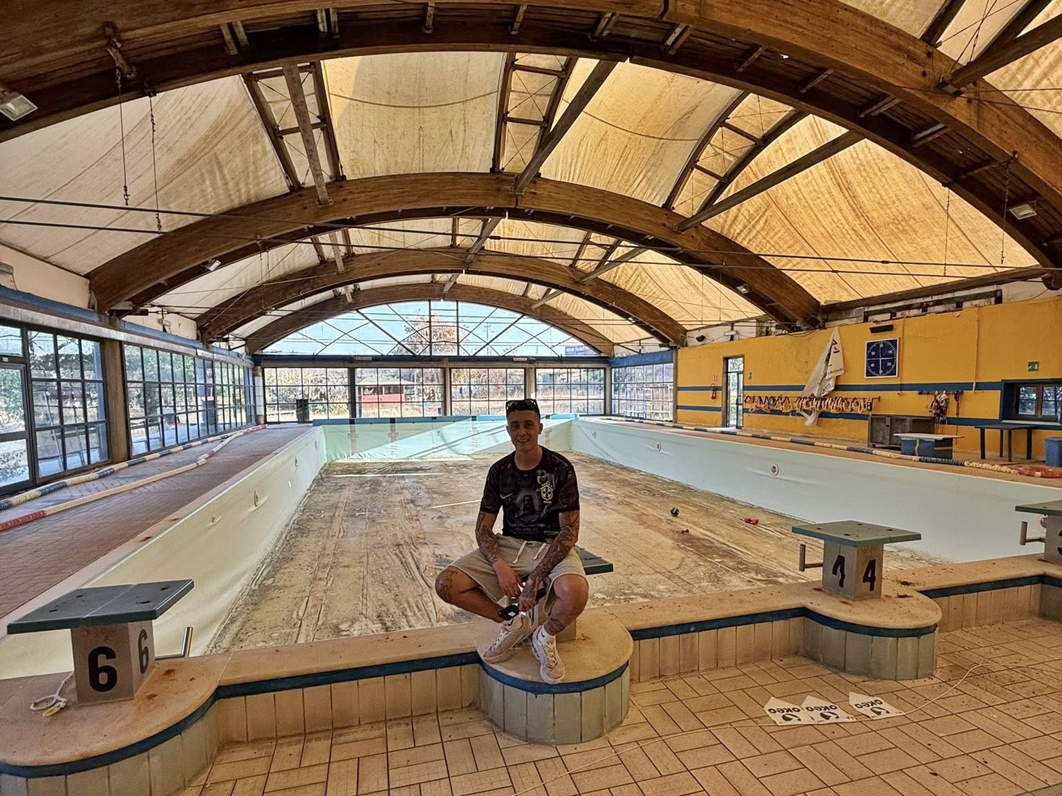 An urban explorer uncovered an abandoned Sicilian hotel with furnished rooms and a decaying swimming pool frozen in time offering a haunting glimpse into its forgotten past.