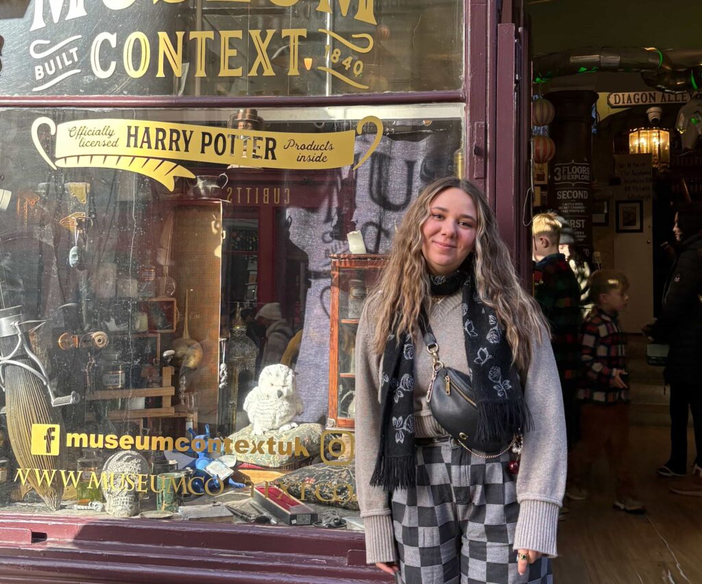 An American tourist goes viral after embarrassing culture slip ups in Scotland from asking about air con to hat etiquette yet falls in love with Edinburgh Glasgow and the people.