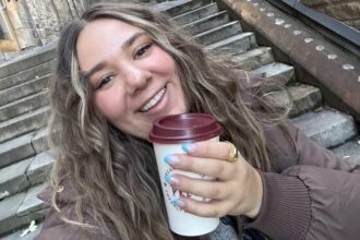 An American tourist goes viral after embarrassing culture slip ups in Scotland from asking about air con to hat etiquette yet falls in love with Edinburgh Glasgow and the people.