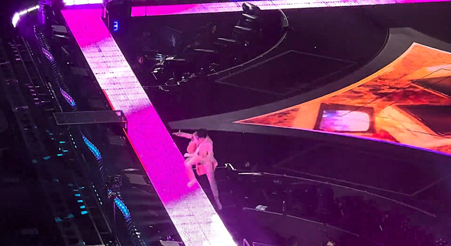 Ashin of Mayday falls off stage during Shanghai concert hitting his head and shocking fans but singer recovers jokes on stage finishes show and reassures fans after hospital check.