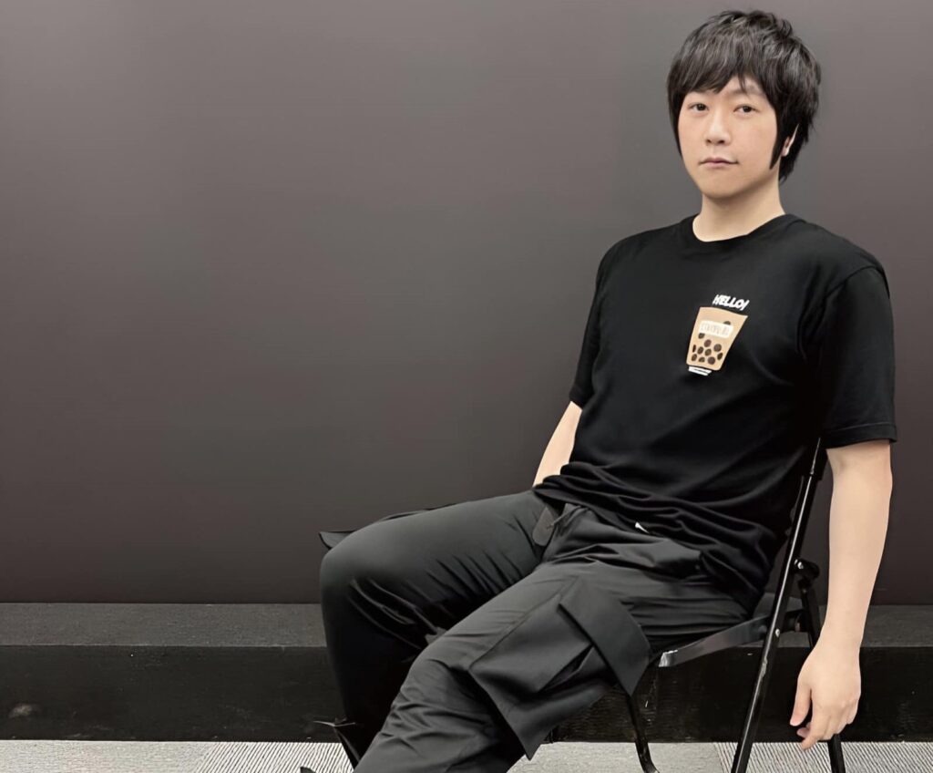 Ashin of Mayday falls off stage during Shanghai concert hitting his head and shocking fans but singer recovers jokes on stage finishes show and reassures fans after hospital check.