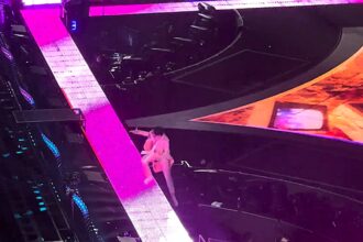 Ashin of Mayday falls off stage during Shanghai concert hitting his head and shocking fans but singer recovers jokes on stage finishes show and reassures fans after hospital check.