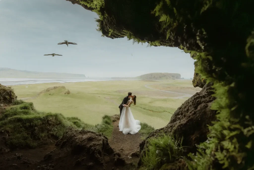 UK photographer David Scholes wins 2025 International Wedding Photographer of the Year with a perfectly timed hilarious kid and cake shot beating 2500 global entries in style.