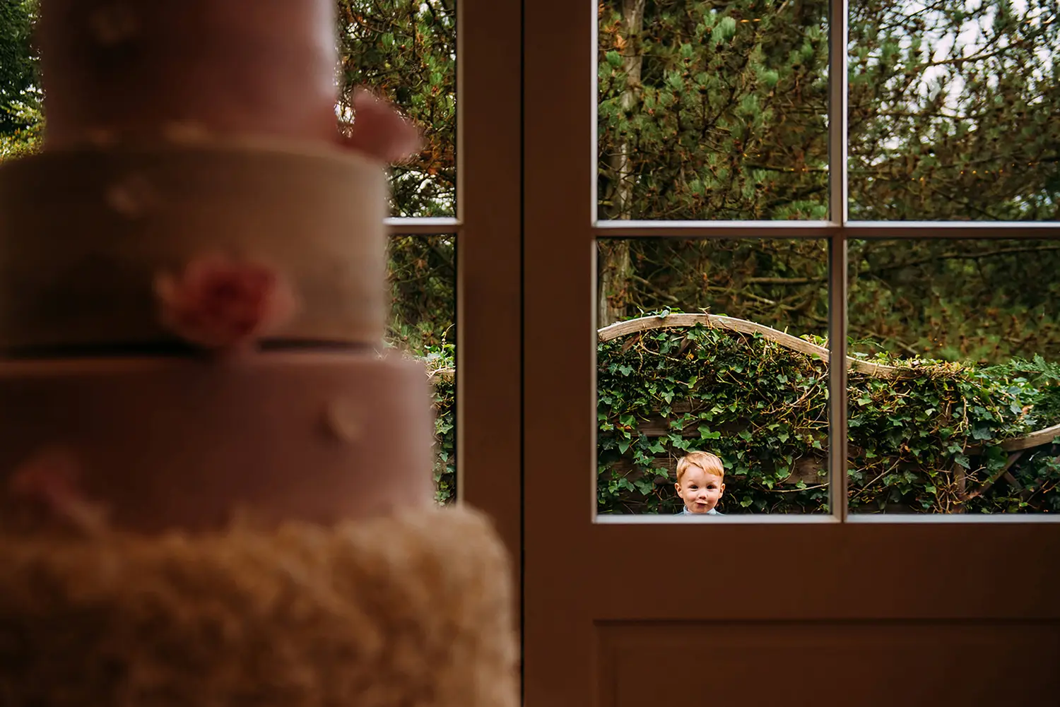 UK photographer David Scholes wins 2025 International Wedding Photographer of the Year with a perfectly timed hilarious kid and cake shot beating 2500 global entries in style.
