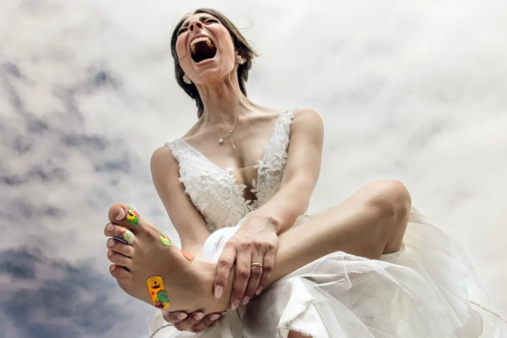UK photographer David Scholes wins 2025 International Wedding Photographer of the Year with a perfectly timed hilarious kid and cake shot beating 2500 global entries in style.