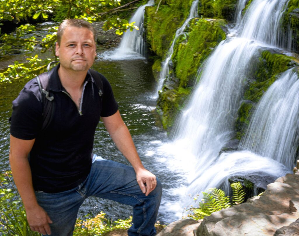 Wildlife enthusiast Charlie Blake captures stunning photos as a red kite swoops into his Portsmouth garden after weeks of preparation and a four hour camouflage vigil.