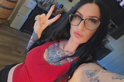 A mum earning up to £3,000 a month dumpster diving is funding a lavish Christmas waterpark holiday for her kids by reselling brand new goods rescued from bins.