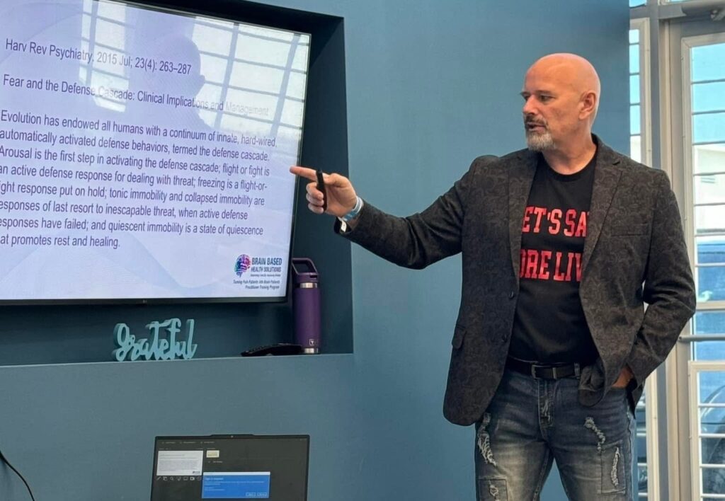 A neurologist warns resealable plastic food bags may release microplastics linked to dementia urging people to stop microwaving them or switch to plant based options.