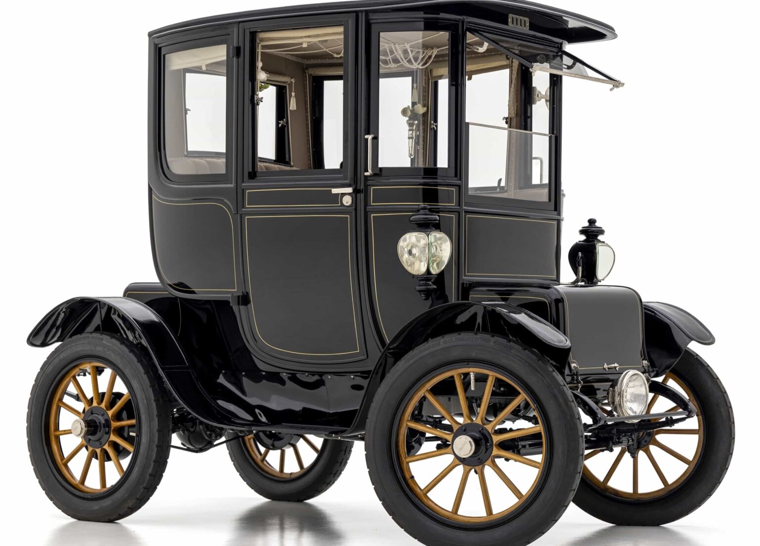A 1912 Baker Electric Model V one of the world’s earliest electric cars is heading to auction for £375,000 celebrated for its design history and meticulous restoration.