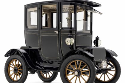A 1912 Baker Electric Model V one of the world’s earliest electric cars is heading to auction for £375,000 celebrated for its design history and meticulous restoration.