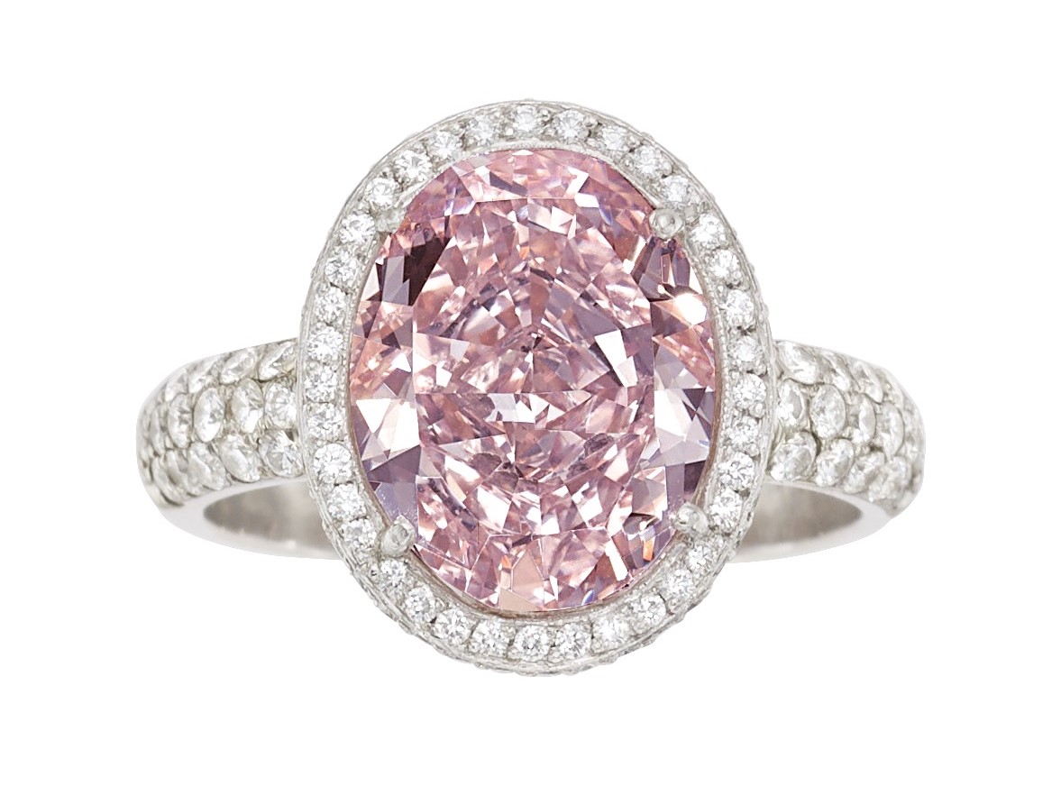 A rare 6.17 carat natural pink diamond loved by A listers sold for £1.64m, soaring past its estimate as demand for large fancy pink stones surges after the Argyle mine closure.