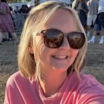 Woman sparks debate after neighbour’s dog repeatedly poops in her garden leading her to post a blunt sign calling him out which stops the mess but triggers a neighbourhood row.