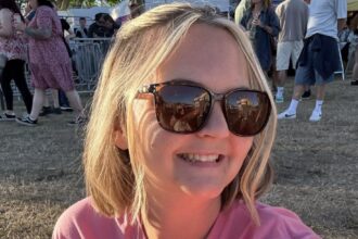 Woman sparks debate after neighbour’s dog repeatedly poops in her garden leading her to post a blunt sign calling him out which stops the mess but triggers a neighbourhood row.