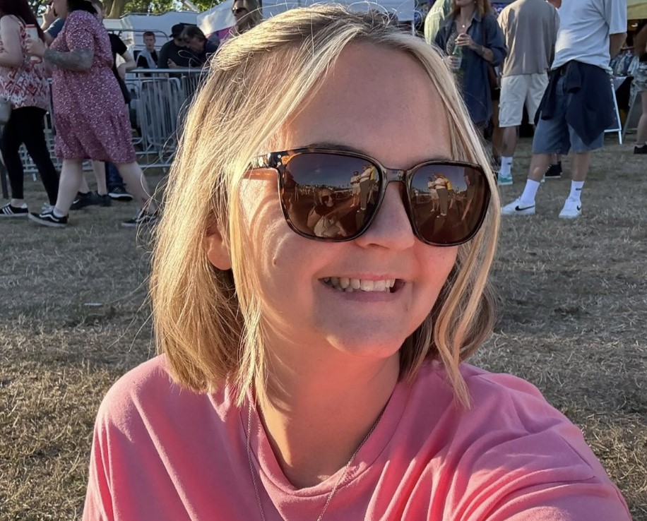 Woman sparks debate after neighbour’s dog repeatedly poops in her garden leading her to post a blunt sign calling him out which stops the mess but triggers a neighbourhood row.