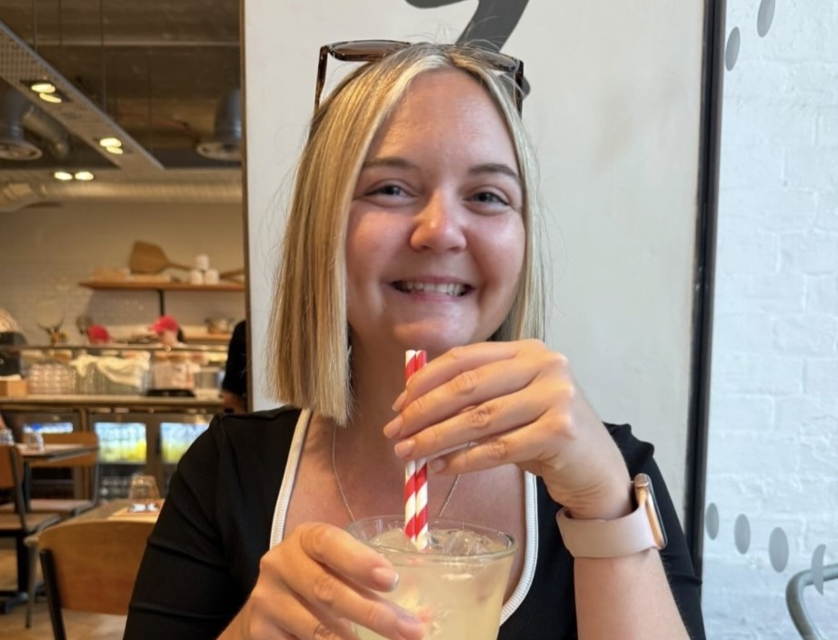 Woman sparks debate after neighbour’s dog repeatedly poops in her garden leading her to post a blunt sign calling him out which stops the mess but triggers a neighbourhood row.