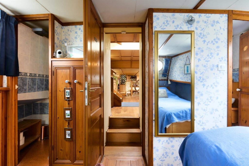 Floating hotel barge on Thames hits market for £1m. 1926 Dutch vessel with three bedrooms, panoramic river views and rare 105-year Battersea mooring lease included.