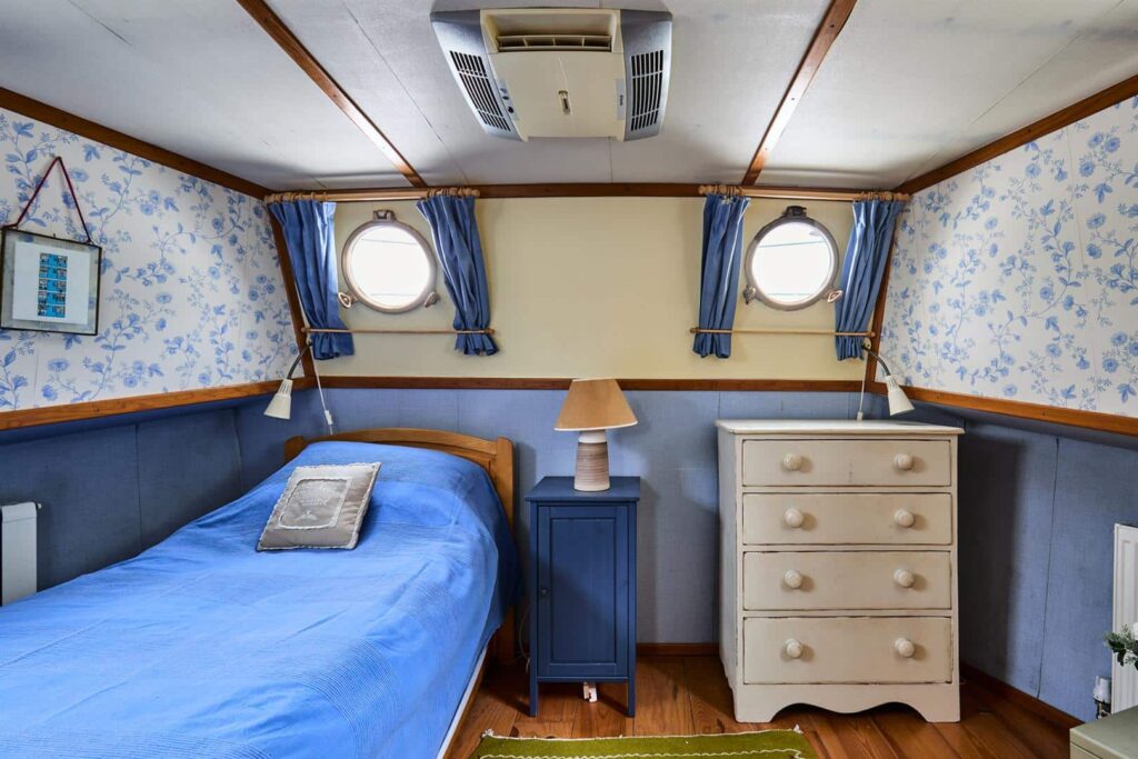 Floating hotel barge on Thames hits market for £1m. 1926 Dutch vessel with three bedrooms, panoramic river views and rare 105-year Battersea mooring lease included.