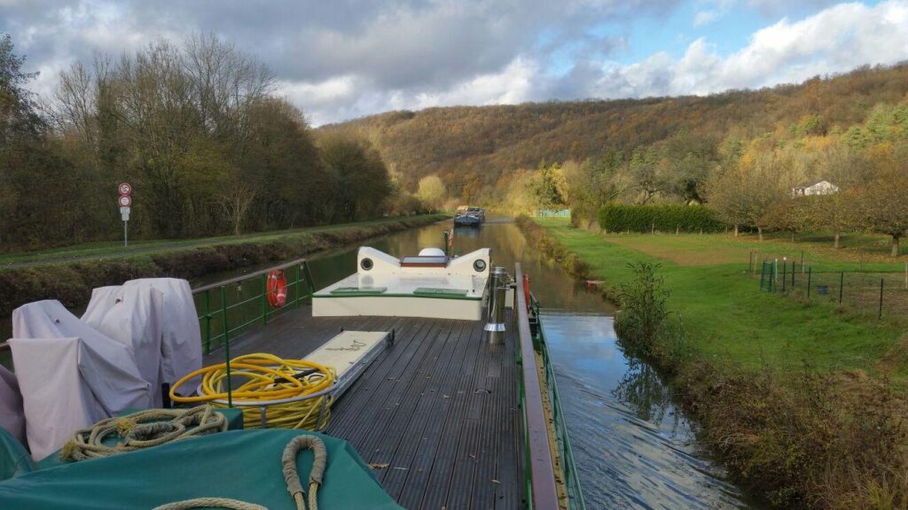 Floating hotel barge on Thames hits market for £1m. 1926 Dutch vessel with three bedrooms, panoramic river views and rare 105-year Battersea mooring lease included.
