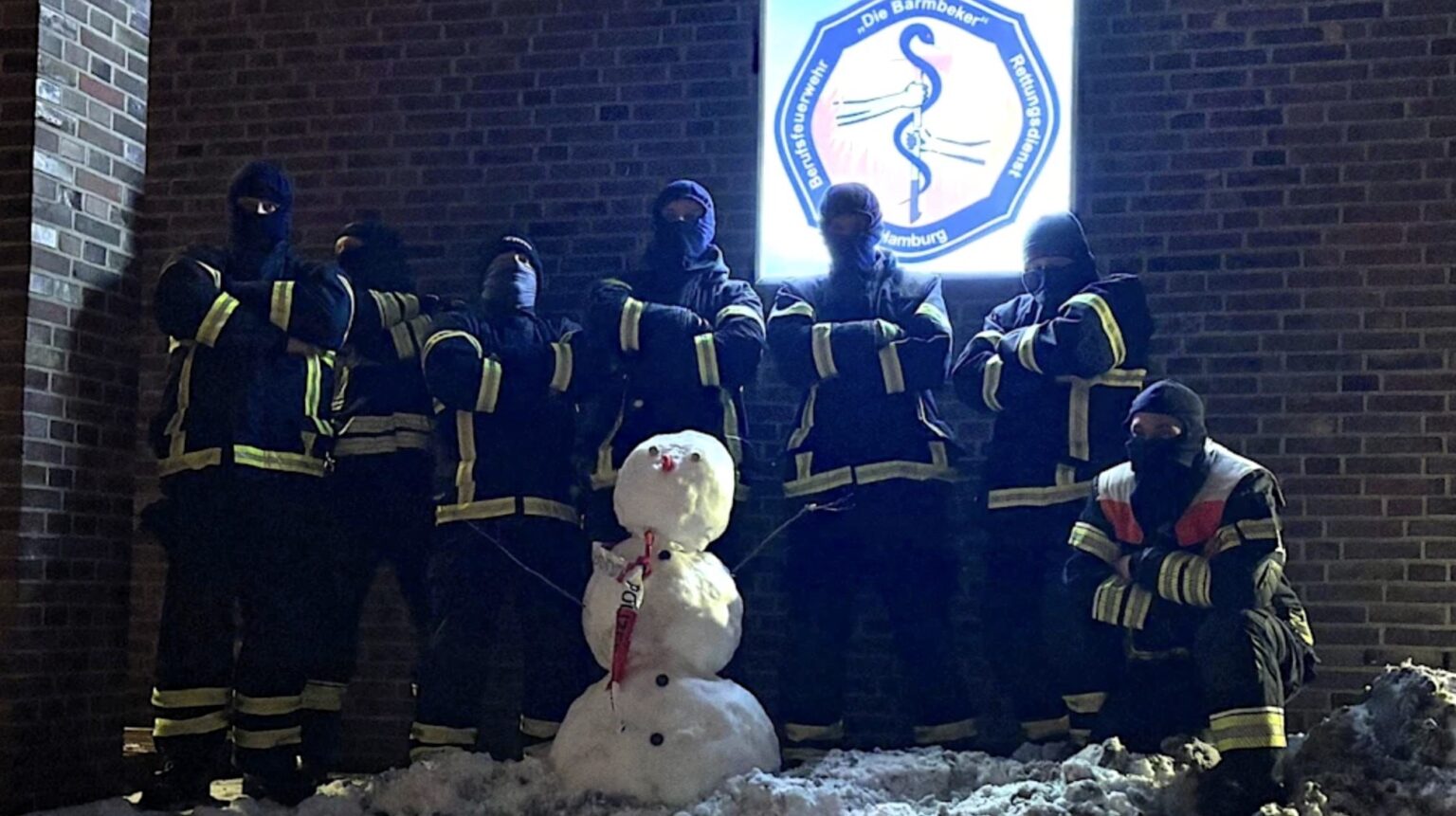 Hamburg police reveal fire brigade kidnapped their snowman Jonny in masked heist. Things about to get heated as cops investigate firefighter ransom photo.