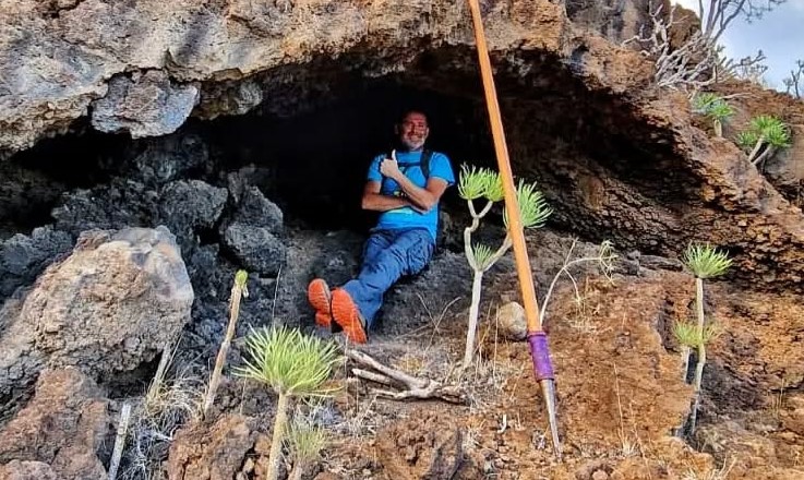 Daredevils edge down a sheer Tenerife cliff using towering wooden poles and no safety gear, filming a vertigo-inducing descent that left viewers dizzy and queasya