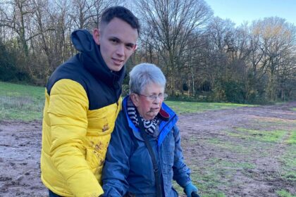 An 81 year old dog walker trapped waist deep in mud was rescued by two runners who rushed from a cafe using bare hands quick thinking and teamwork to save her.