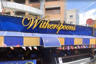 A fake Wetherspoons in Thailand is serving huge Sunday roasts from just £5.25, undercutting Toby Carvery by £11 and leaving British food fans stunned
