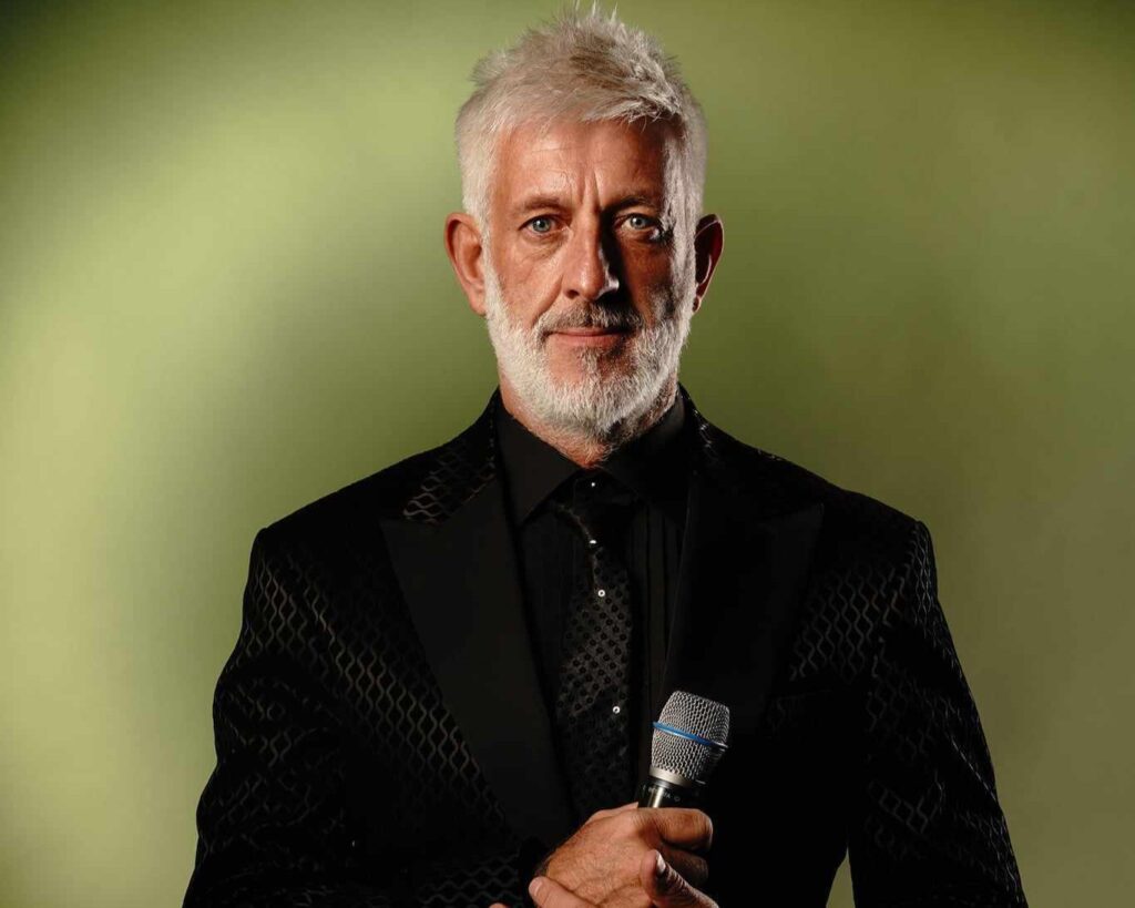 A passer-by did a double take after mistaking a towering pub roof “statue” for art, only to realise it was a real Alaskan Malamute calmly watching the street below