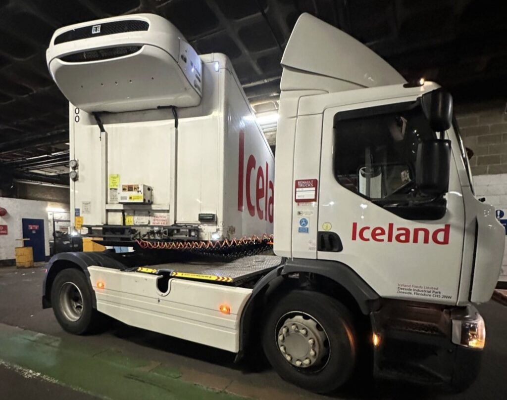 HGV driver Meta shields stricken Mercedes on M25 after wheel fell off. The 25-year-old lorry driver blocked traffic to protect distressed motorists until they reached safety.