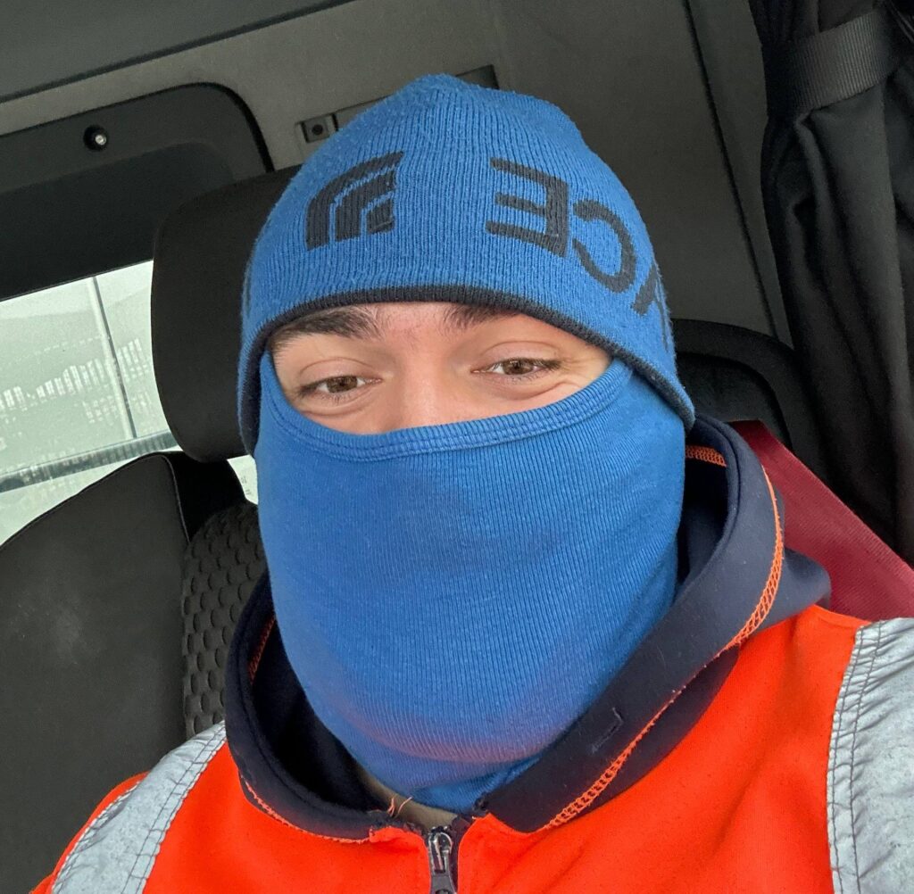 HGV driver Meta shields stricken Mercedes on M25 after wheel fell off. The 25-year-old lorry driver blocked traffic to protect distressed motorists until they reached safety.