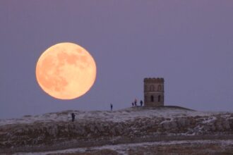Breathtaking time lapse captures a giant wolf supermoon rising over a frozen landscape in Derbyshire, filmed at perihelion to reveal the moon’s dramatic size and beauty..