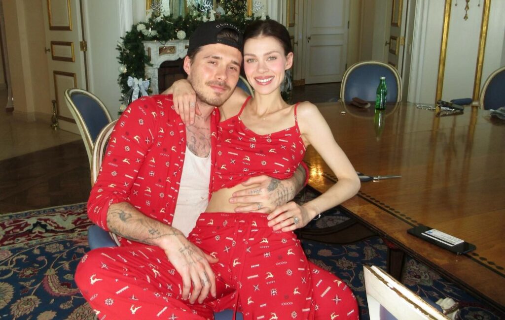 White Lotus actress Aimee Lou Wood wades into Beckham family feud by celebrating cheeky Posh Spice line in satirical rap. She praised Munya Chawawa's viral video.