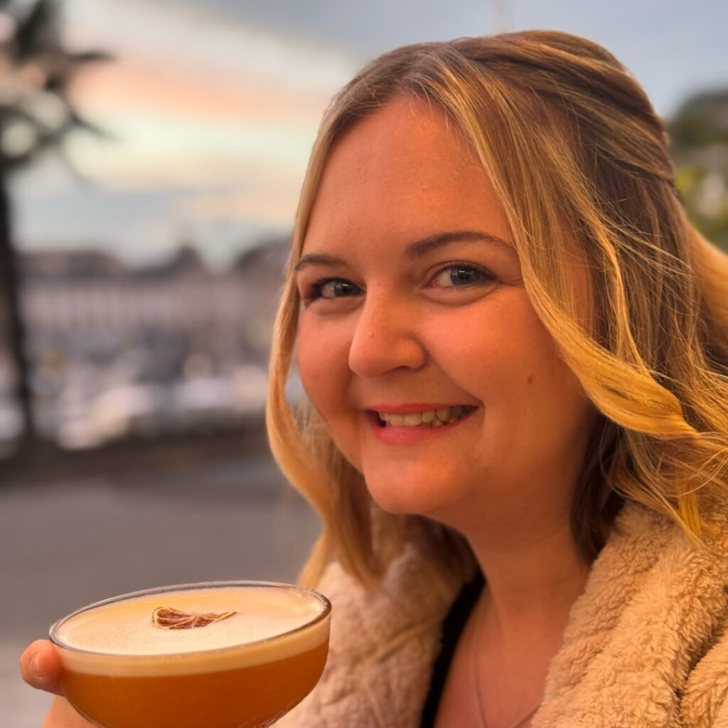 Woman sparks workplace debate after refusing to keep giving a colleague free lifts to work, only to be ignored and accused of leaving her stranded by co workers