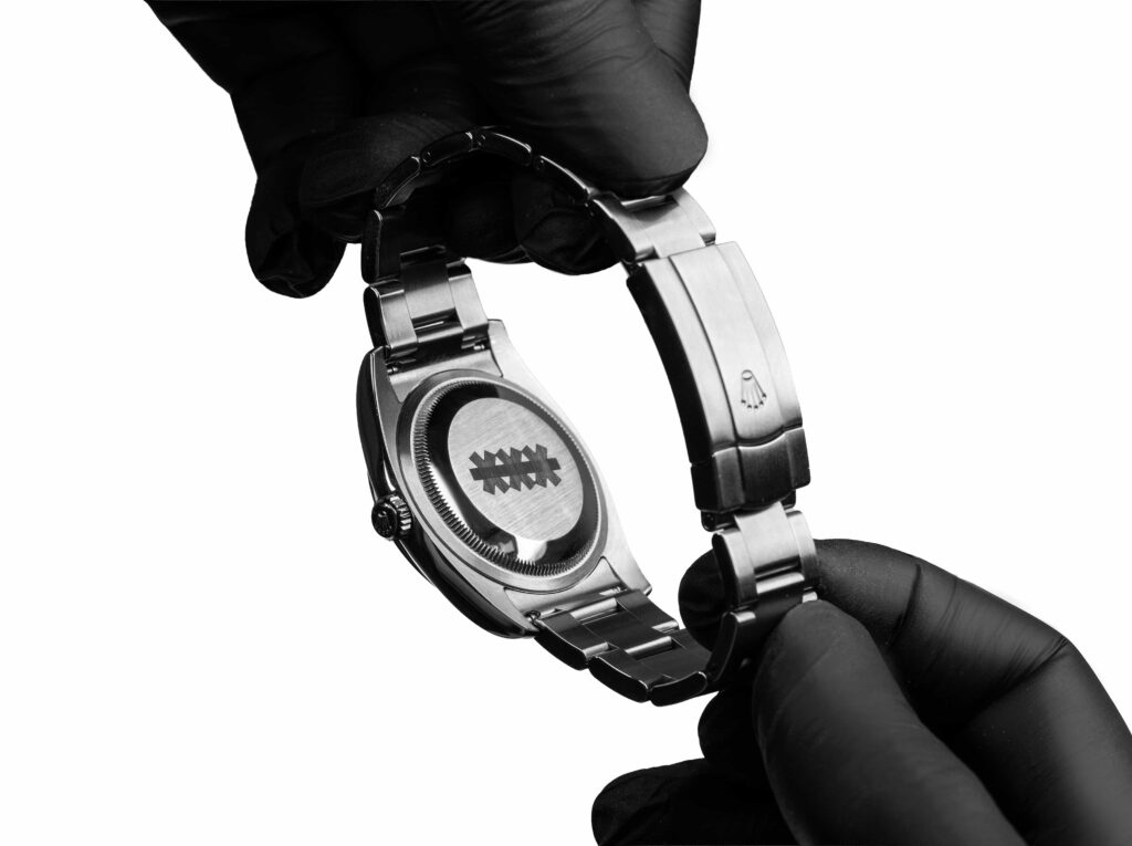 An artist turned a Rolex into abstract art by letting paint covered flies splatter the watch face, creating a one of a kind piece that stunned millions online.