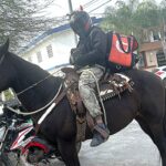 Courier Sebastian Guzmán delivers takeaways on horseback after his motorbike breaks down in Mexico. His unorthodox delivery method stuns colleagues and customers.