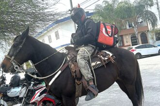 Courier Sebastian Guzmán delivers takeaways on horseback after his motorbike breaks down in Mexico. His unorthodox delivery method stuns colleagues and customers.