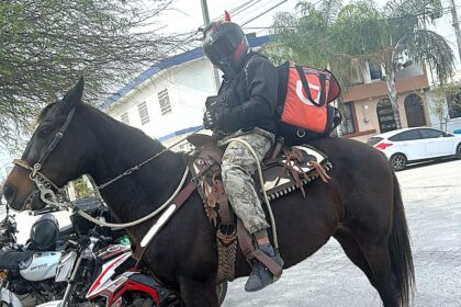 Courier Sebastian Guzmán delivers takeaways on horseback after his motorbike breaks down in Mexico. His unorthodox delivery method stuns colleagues and customers.