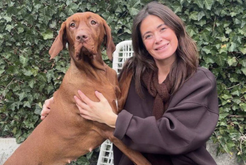 Reymy Amelinckx from Rumst, Belgium swallowed 17cm spoon when her Hungarian Vizsla Marley jumped on her lap while eating yogurt. Spoon removed via gastroscopy.