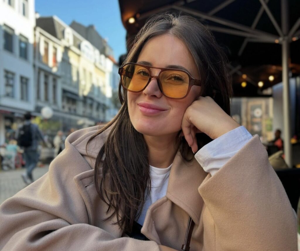 Reymy Amelinckx from Rumst, Belgium swallowed 17cm spoon when her Hungarian Vizsla Marley jumped on her lap while eating yogurt. Spoon removed via gastroscopy.