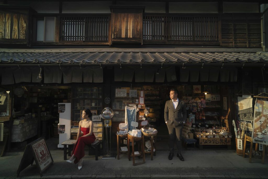 Junebug Weddings reveals 2026’s best engagement photos, with couples embracing cinematic backdrops from misty mountains to Lake Como for unforgettable romantic scenes
