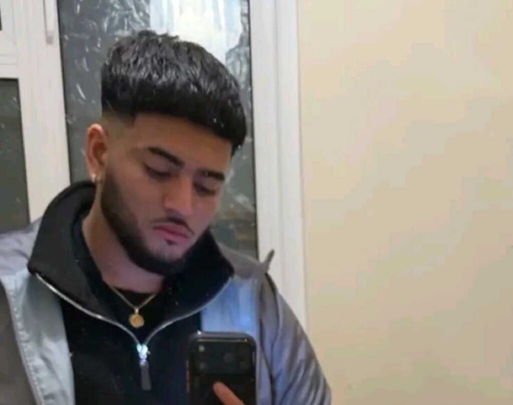 Friendly fox stuns group of lads by joining them for a late-night kebab in Portsmouth - with one of the boys even buying the bold animal a plain doner of its own.