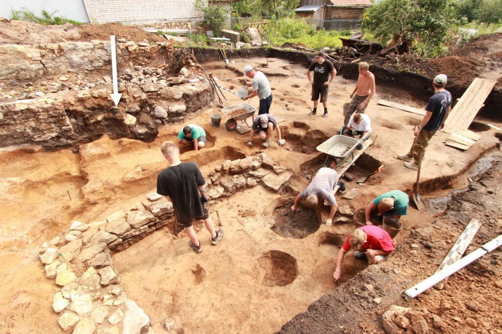 Archaeologists uncovered a hidden hoard of 409 gold coins from the final days of the Russian Empire, a discovery now valued at more than £373,000.