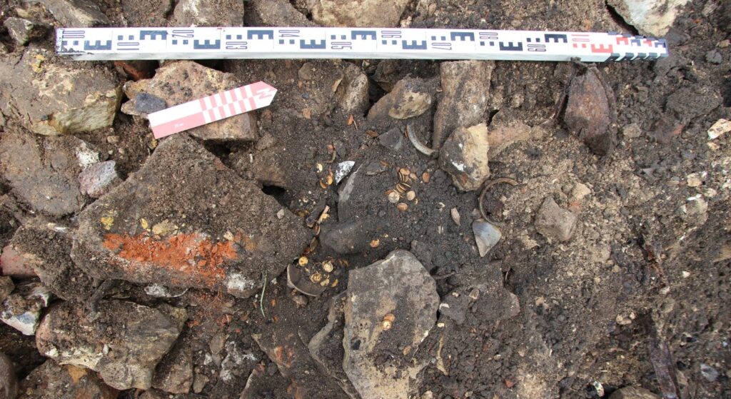 Archaeologists uncovered a hidden hoard of 409 gold coins from the final days of the Russian Empire, a discovery now valued at more than £373,000.