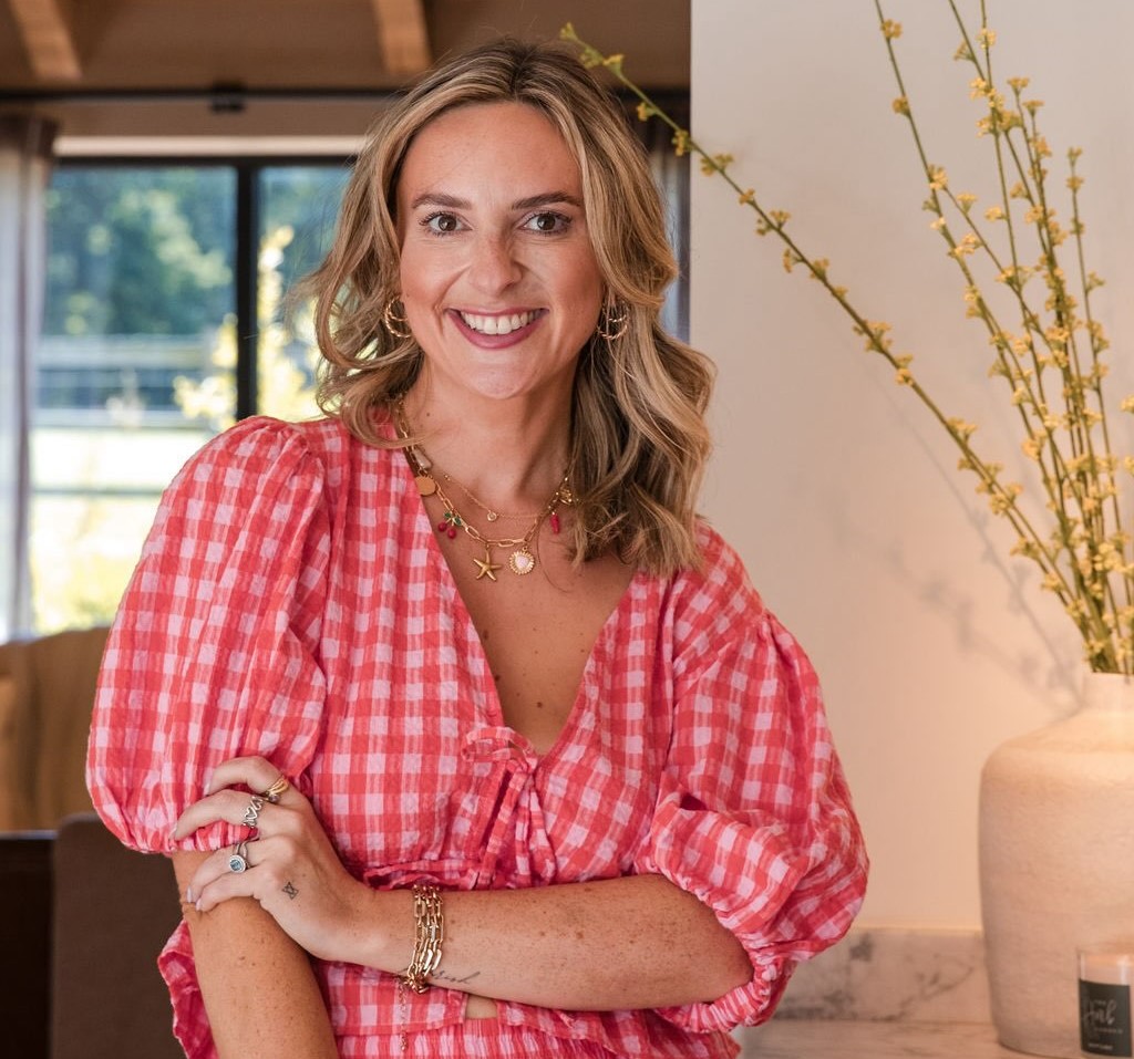 Bargain-hunter finds a Kate Spade designer handbag worth over £300 for just £10 in a charity shop - and says it looked like it had literally never been used.